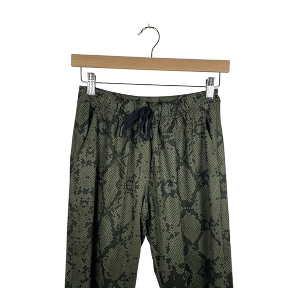 Lululemon Jet Crop Slim Luxtreme Pants Ziggy Snake Fatigue Green Gator Size 4 - Picture 14 of 16